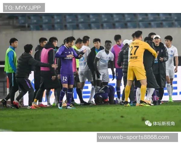 张琳芃与林加德场上冲突激烈主裁判果断出示黄牌警告两人