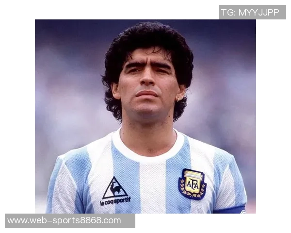 梅西课间专注踢球不理铃声老师提醒他马拉多纳独一无二